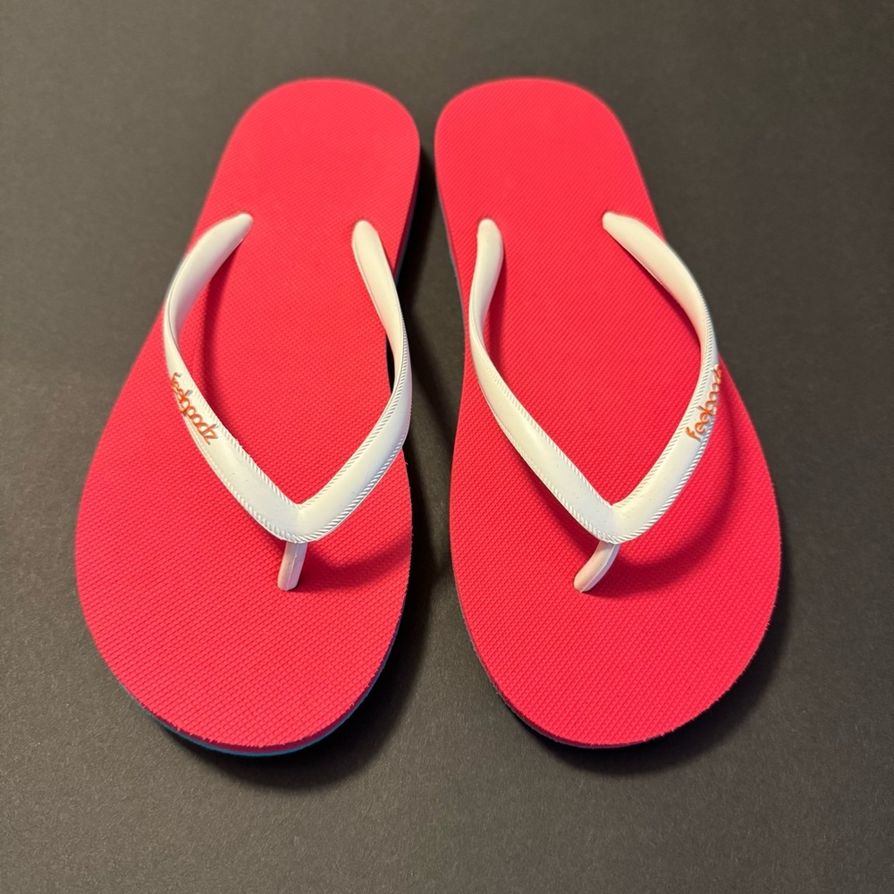 Feelgoodz Natural Rubber Red, White, & Blue Flip Flops Size 8/9. NEW!